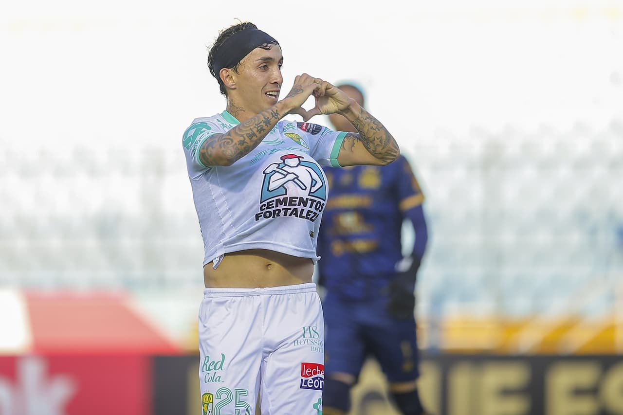 Con goles de Omar y Elías Hernández, León pega primero y se impone 0-2 al Deportivo Guastatoya.