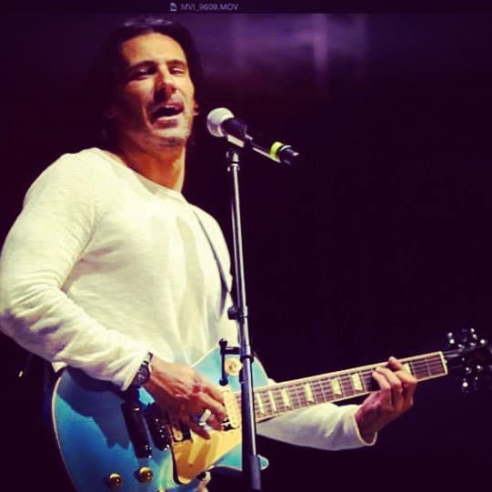 Seguramente, muchas chicas desearían que les cantara.