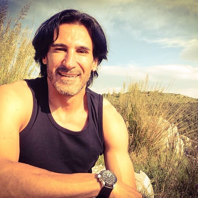 Ese porte es de un rey.