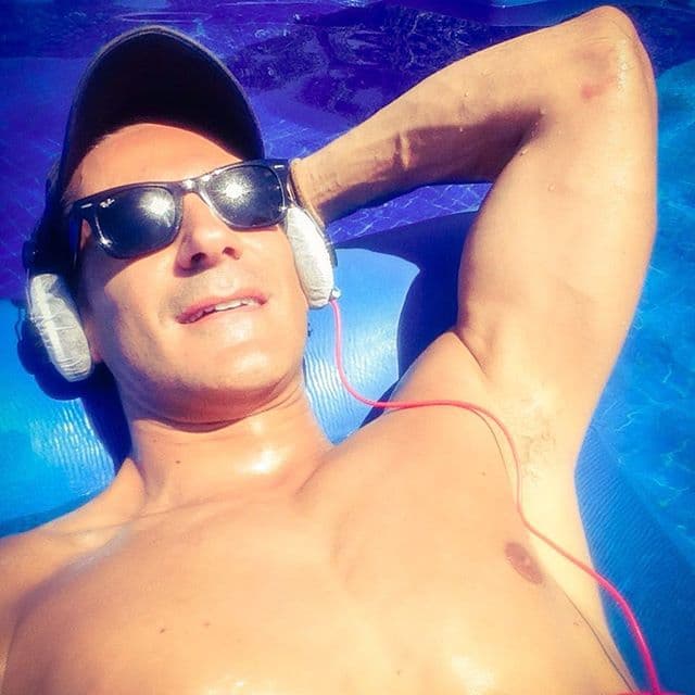 Y claro, le encanta broncearse.