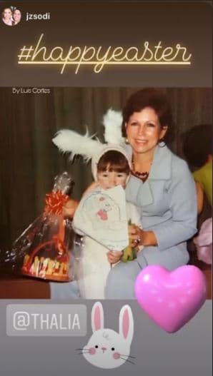 La intérprete de 'Amor a la mexicana' también compartió 
<b><a href="https://www.univision.com/especiales/premios-juventud/thalia-recuerda-a-su-mami-con-mucho-carino">una imagen de antaño junto a su mamá, la fallecida Yolanda Miranda Mange</a></b>, que le fue enviada por un fan de la cantante.