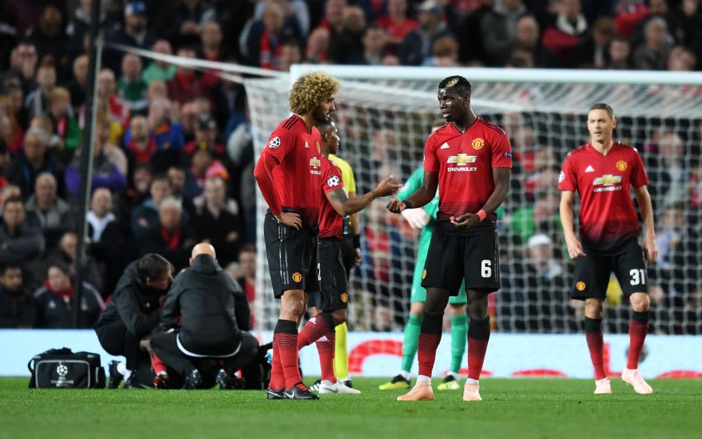 Una parada por la lesión de un jugador del Valencia fue aprovechada por Pogba y Marouane Fellaini (izq) para organizar las cosas en el campo para el ManU. Pero nada funcionaba.