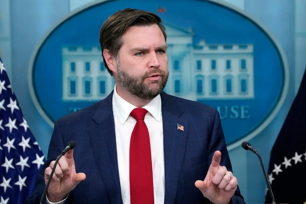 El vicepresidente de Estados Unidos, JD Vance, habla con reporteros en la Casa Blanca.