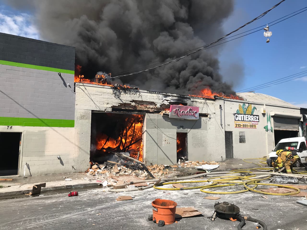 Tres personas heridas tras explosión en edificio del centro de Los Ángeles