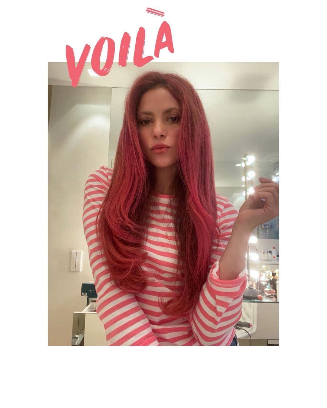 Siguiendo con los colombianos, 
<a href="https://www.univision.com/famosos/agarrate-shakira-chiquis-rivera-esta-consiguiendo-tu-cintura-y-asi-lo-demuestra-video">Shakira</a> demostró que no le teme a los cambios y en el 2021, probó con el color magenta en su cabello, pero al parecer no fue la decisión más acertada porque al poco tiempo volvió a un tono más tradicional.