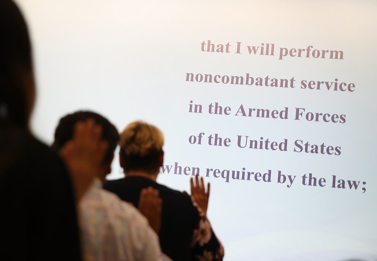 ¿Puede EEUU quitar la ciudadanía a una inmigrante que mintió? Esto es lo que acaba de decir el Supremo