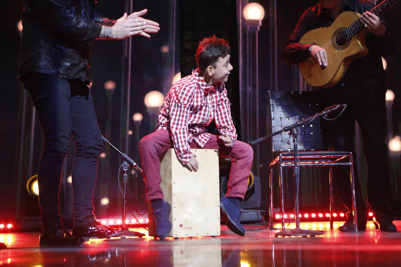 Adrián y Natalia unieron sus voces en perfecta armonía, estremeciendo a las miles de personas que los vieron a través de la tele.