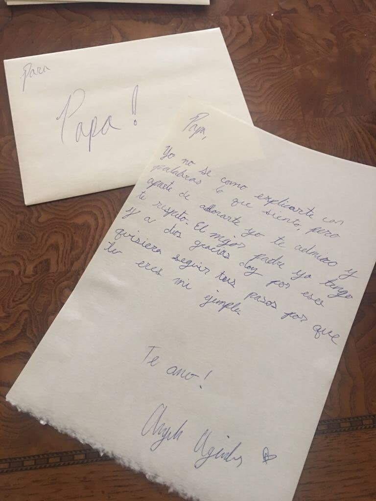 En el mensaje, Ángela le expresa a su padre, su agradecimiento por todo el amor, el apoyo y las enseñanzas que le ha dado en su aún corta vida.