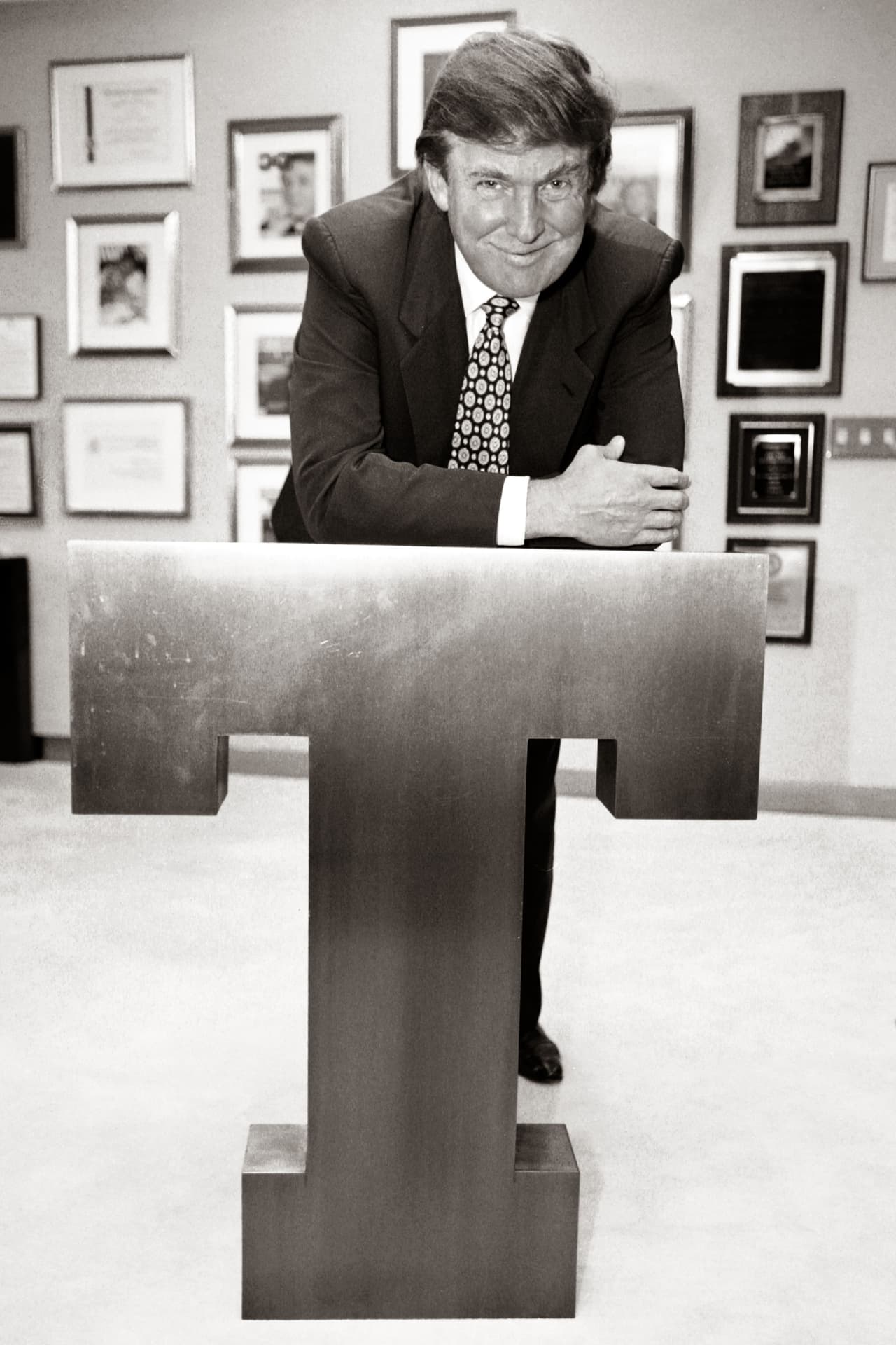 En 1961 comienzó a controlar la empresa de su padre y la rebautizó como 'Trump Organization'. Desarrolló varios proyectos inmobiliarios en Nueva York y el resto del país y logró una fortuna considerable y también deudas. Casinos, edificios, clubes, el apellido Trump se convirtió en una marca comercial, en una franquicia.