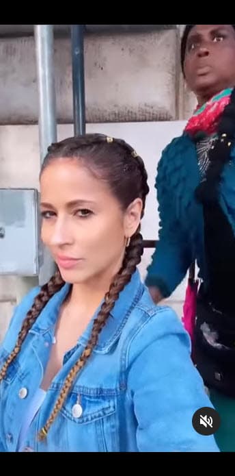 Las instantáneas, que colgó este sábado 8 de octubre, corresponden a su viaje por Italia y se observa cómo le hacen unas trenzas con su cabellera.
<br>