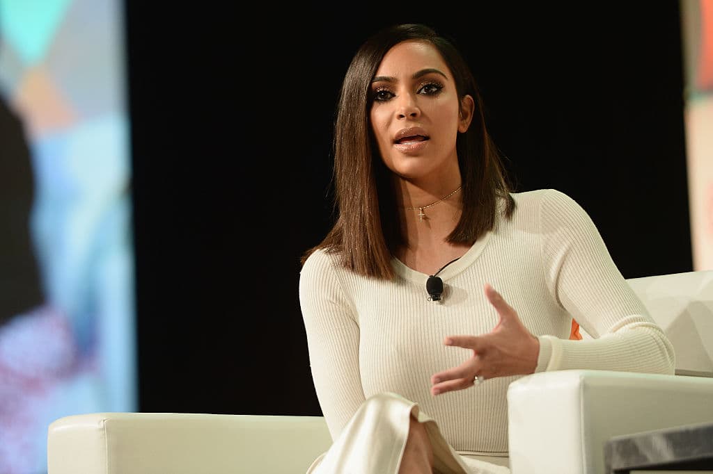 La empresaria y modelo mostró su apoyo al hispano, residente de Houston.
<b> "Me tomé mi tiempo para averiguar cuál era la situación"</b>, escribió en su
<a href="https://www.facebook.com/KimKardashian" target="_blank">Facebook</a> e Instagram.