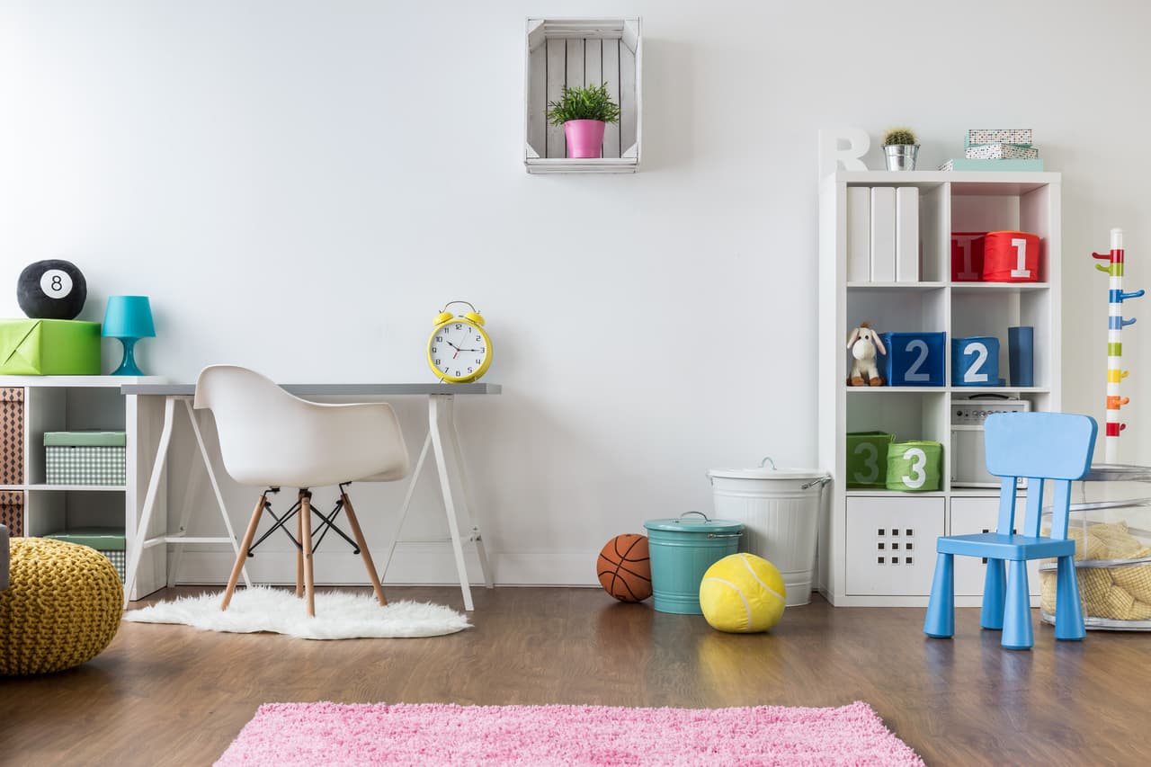 El combinar blanco en las paredes y en los muebles se vale, siempre y cuando uses accesorios coloridos.