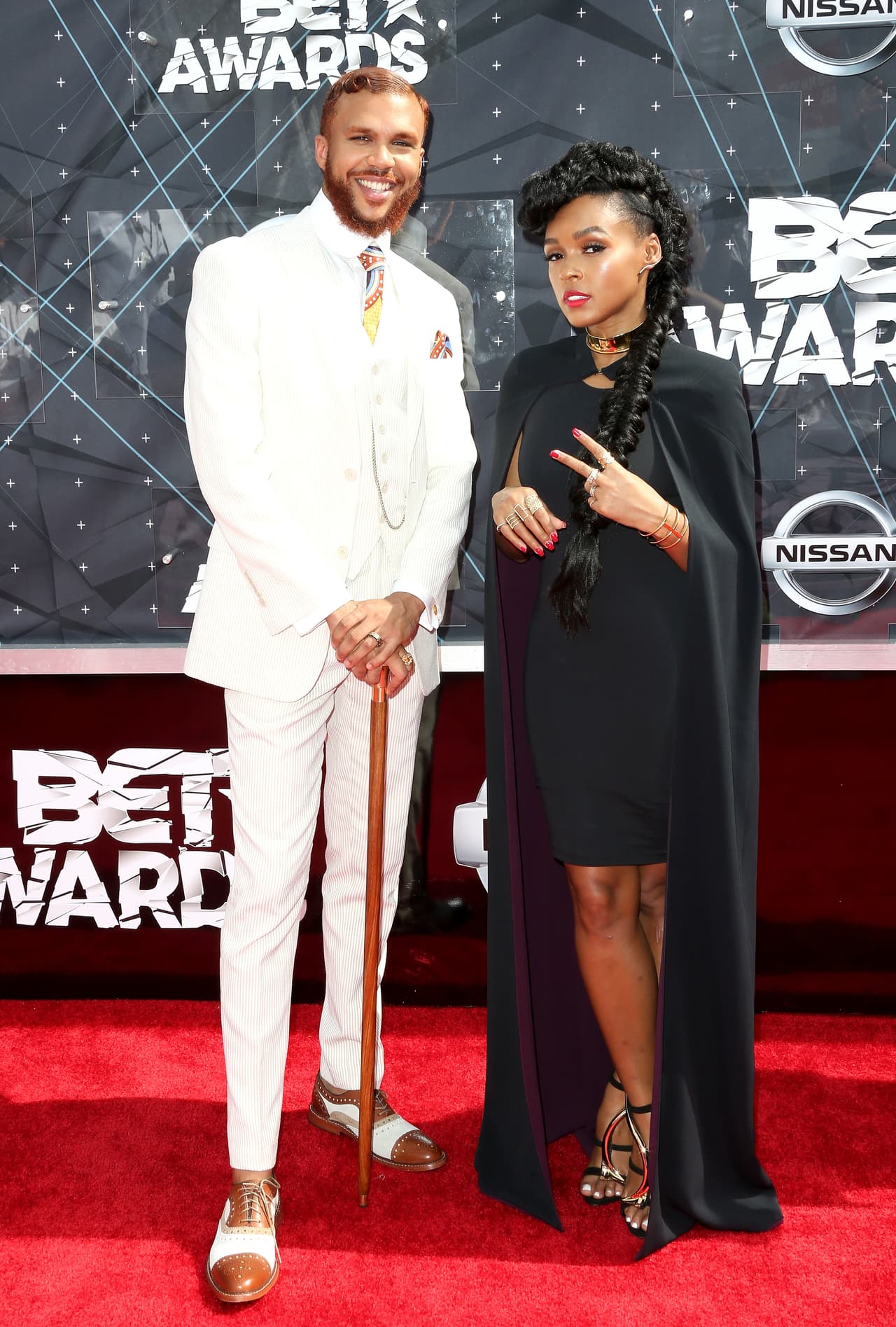 Jidenna y la cantante Janelle Monelle vistieron un poco exóticos.