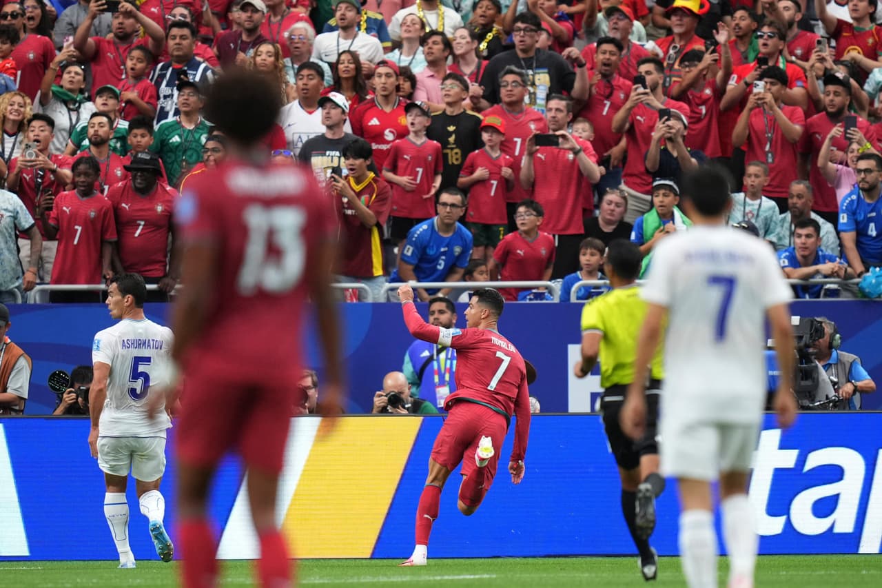 Cristiano Ronaldo (7), de Portugal, celebra tras marcar el tercer gol de su equipo durante el partido de fútbol del Grupo K
