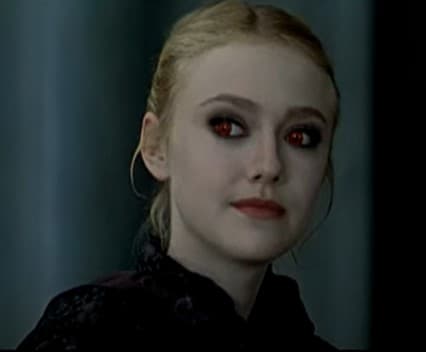 <b>Dakota Fanning en 'Crepúsculo'</b>
<br>Dakota Fanning apareció en muchas películas desde que era pequeña, y hemos visto la evolución de su belleza. La actriz ha tenido muchos papeles, entre los que se encuentra el de ‘Jane en ‘Crepúsculo: luna nueva’ en donde era una vampiro perteneciente a los Vulturi.