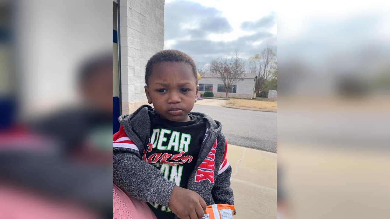 Acusan a un hombre y una mujer de secuestrar y abandonar a un niño de 2 años en una tienda Goodwill