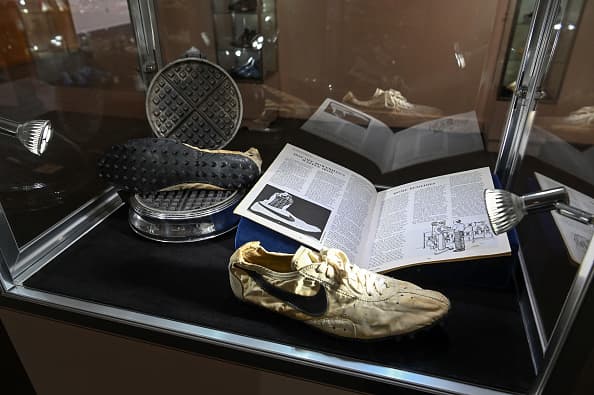 El martes, el coleccionista canadiense 
<b>Miles Nadal compró el par de zapatos deportivos por 437,500 dólares</b>, cifra que rompe el récord mundial en la subasta de zapatos impuesto en 2017 cuando se pagaron 190,373 dólares por un par de Converse que Michael Jordan usó en la final olímpica de baloncesto de 1984.