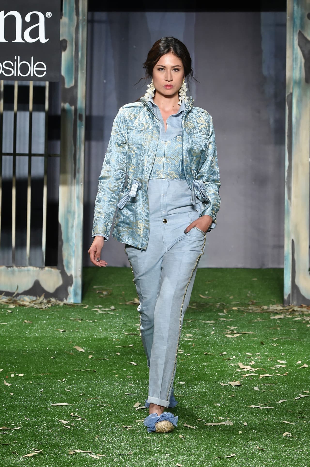 Ninguna pieza, por más normal o común que parezca, (y sí, estamos pensando en esos jeans hielo que tienes en tu armario), puede evitar que una buena chaqueta en jacquard con algo de brillo y unos zapatos emblemáticos la conviertan en un look elegante y sobretodo diferente.