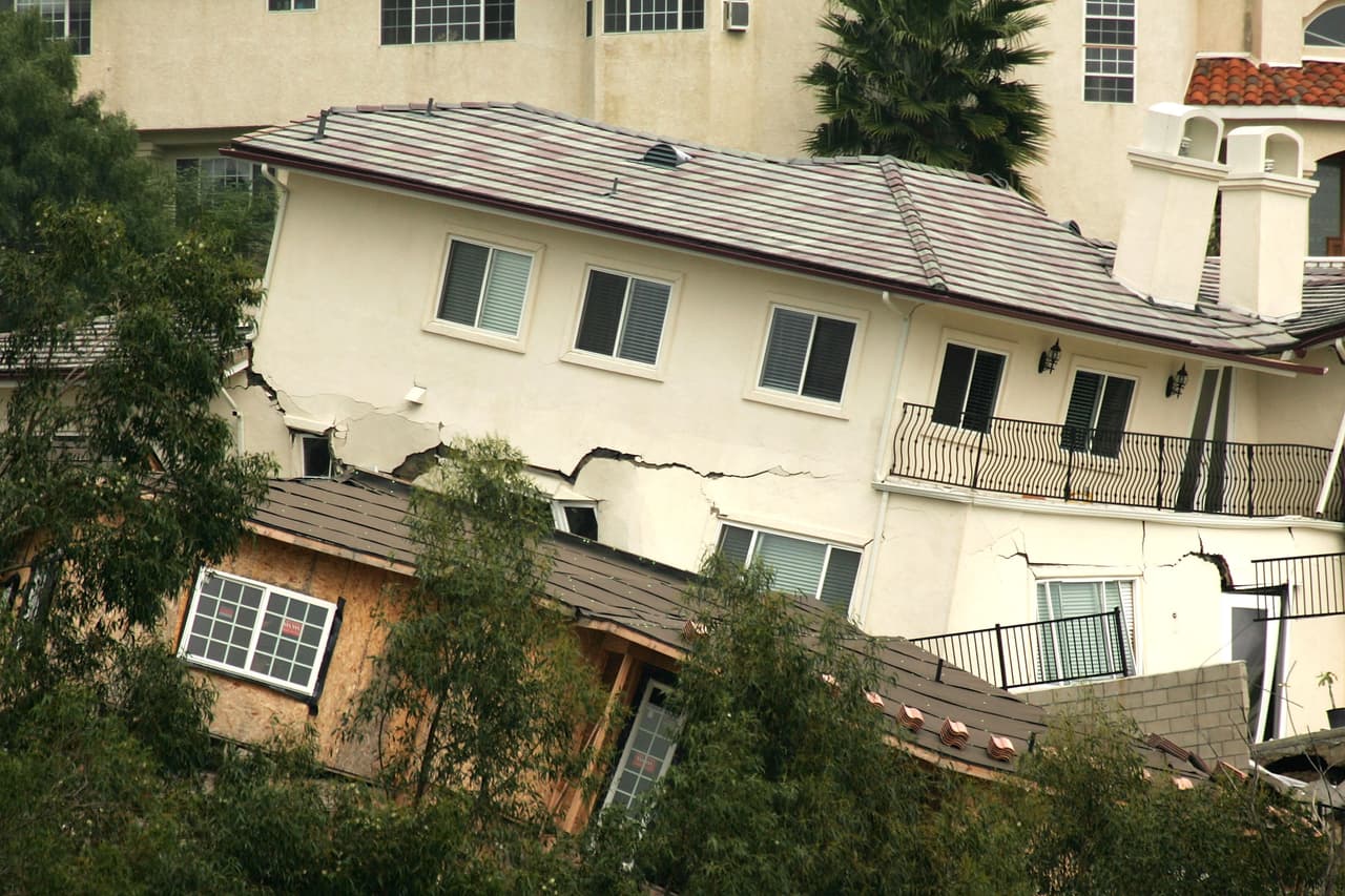 Tras las fuertes lluvias de febrero de 2005, numerosas viviendas del sur de California resultaron afectadas por los deslizamientos de terreno y el lodo.