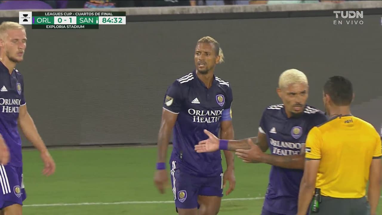 ¿Lo perdonó? Nani no es expulsado en una polémica jugada.