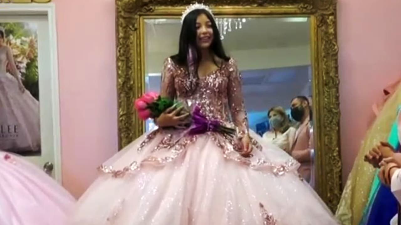 "Este vestido es tuyo": sorprendimos a una quinceañera al hacer realidad su sueño y el de su mamá