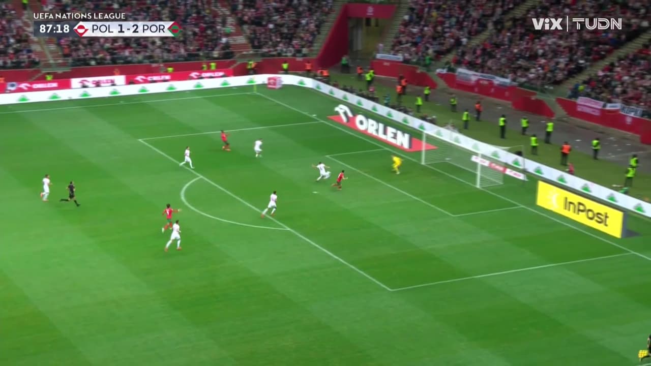 ¡Autogol de Polonia! Bednarek se barre dentro del área y marca en propia
