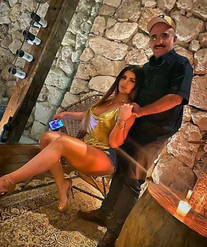 Ella, de 37 años, dice ser una mujer trabajadora y considera injusto que se diga que él la mantiene a cambio de ser su pareja. 
<br>