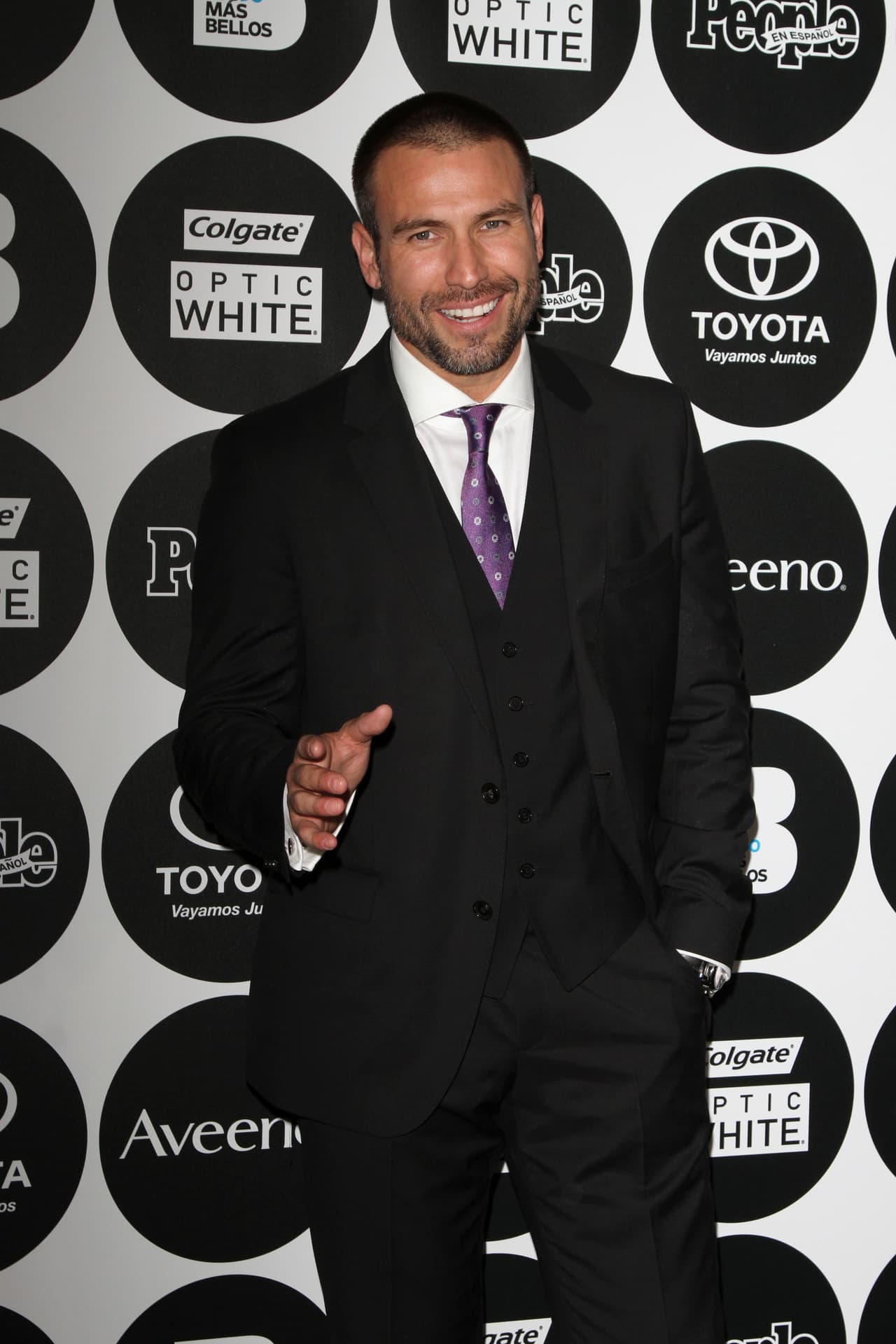 La actriz relató cómo fue que terminaron y la oportuna aparición de 'El sol de México' en su vida: "Le digo a Rafa ‘me acaba de hablar Luis Miguel y me invitó a un concierto, […] Entonces ¿te quieres casar o no te quieres casar? Si no te quieres casar aquí se acaba todo y me voy al concierto de Luis Miguel. Se queda parado en la puerta y me dice 'no estoy preparado para casarme', pues terminamos".
<br>