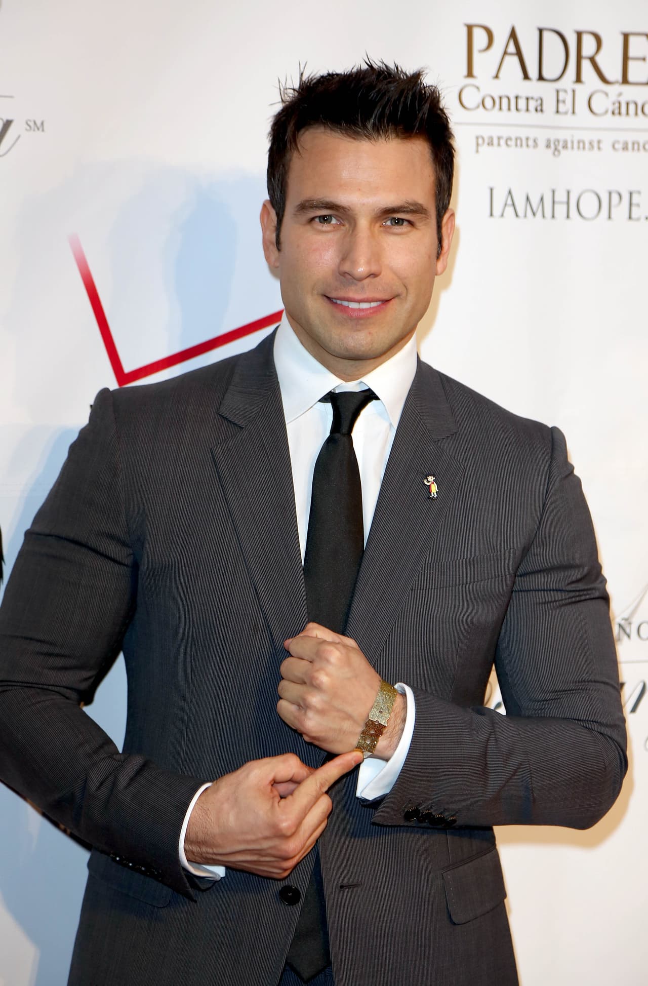 El protagonista de 'El señor de los cielos' asegura que el querer darle gusto a la gente que lo rodeaba, fue una de las razones que lo llevaron a perderse en el mundo de las drogas.
<br>