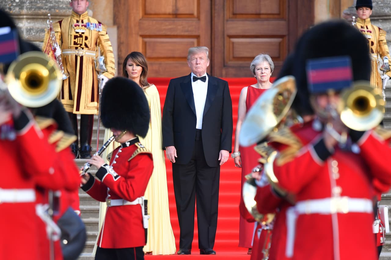 La primera ministra Theresa May, el presidente Donald Trump y sus respectivas parejas escucharon bandas de música escocesas, irlandesas y galesas durante la ceremonia de bienvenida a la cena con líderes empresariales. "Voy a un lugar bastante revuelto en este momento ¿verdad? 
<a href="https://www.univision.com/noticias/brexit/la-dimision-de-boris-johnson-ministro-de-exteriores-britanico-pone-a-may-contra-las-cuerdas">Con un montón de renuncias</a>", dijo Trump en una conferencia de prensa en la cumbre de la OTAN en Bruselas.