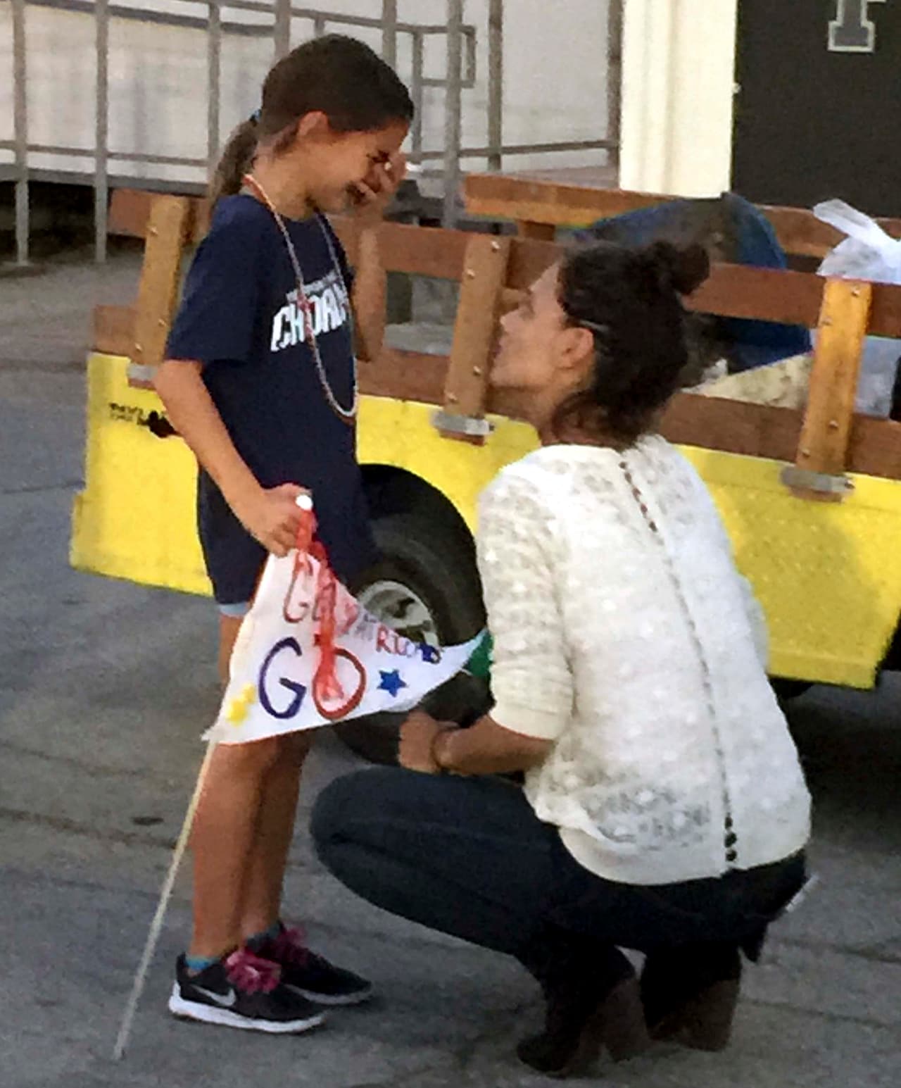 Katie se arrodilló para poder calmarla.