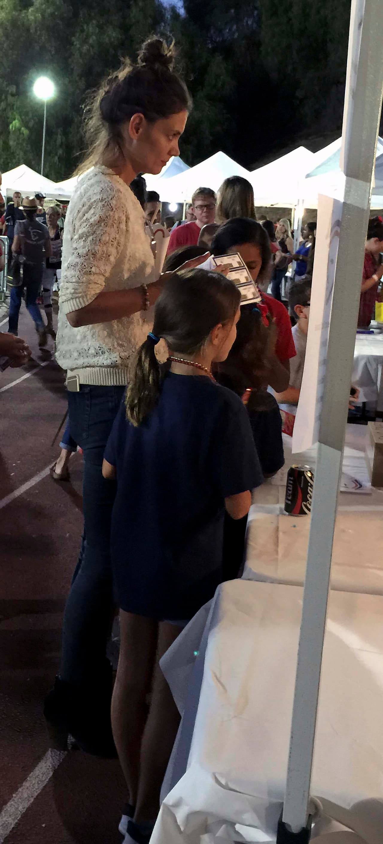 Siguieron paseando por la feria escolar.