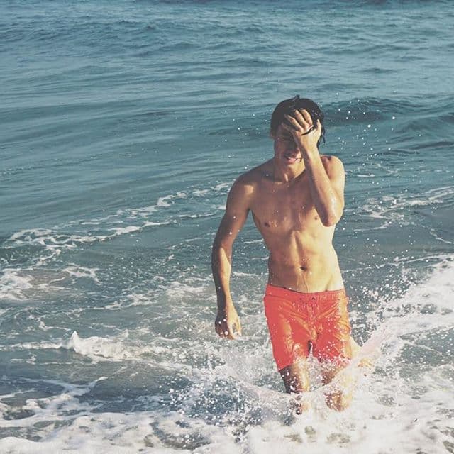 Nadar en el mar, hacer surf y salir con sus amigos.