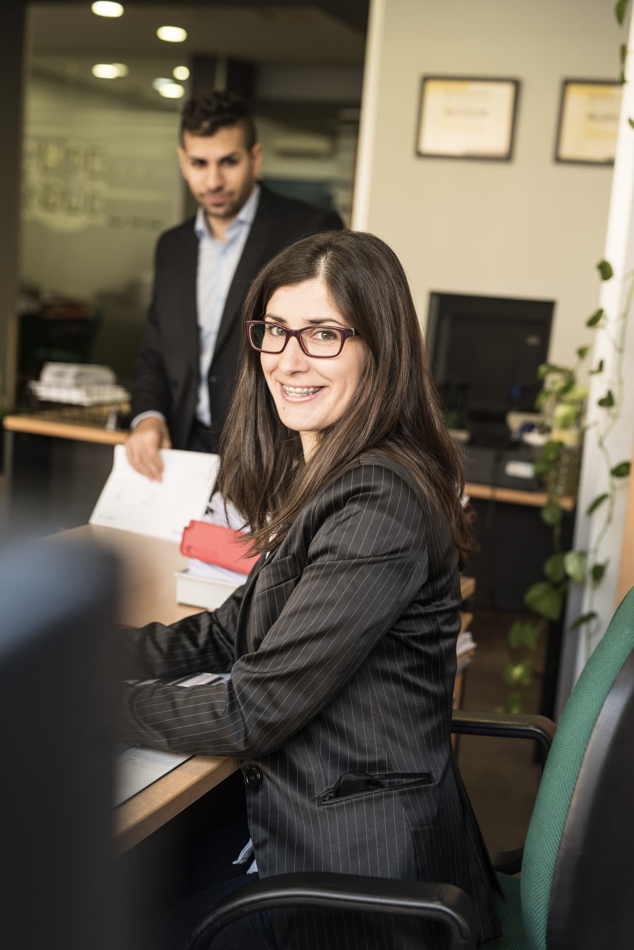 . En cuestiones amorosas hay un efluvio muy positivo que indica acercamientos y uniones, pero al mismo tiempo demanda de ti seriedad y cumplir lo que prometas. Te van a ofrecer nuevas responsabilidades laborales y contarás con ingresos adicionales que te ayudarán a equilibrar tu economía, pero no exageres porque existe el peligro del derroche y querer gastar más de lo que puedes.