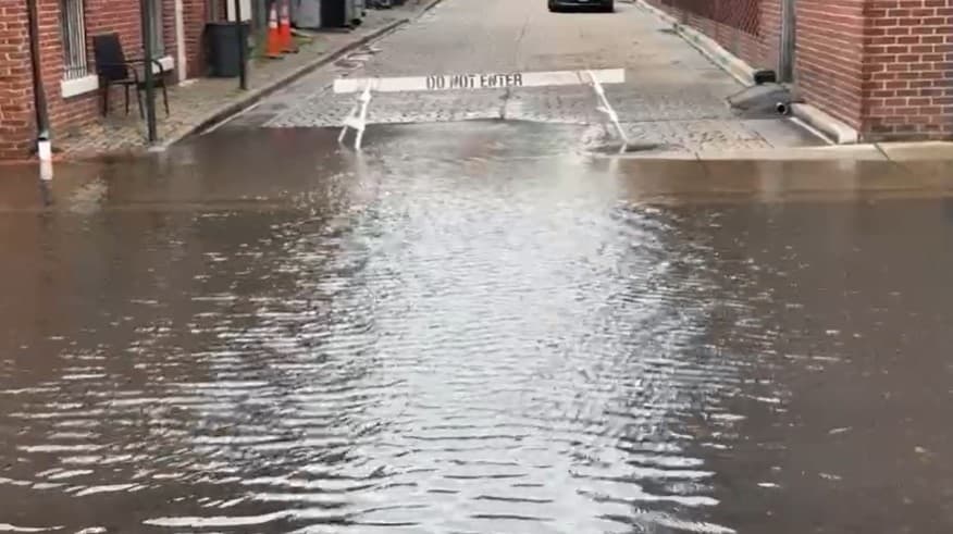 Cuando el equipo de Noticias Univision Washington DC comenzó a recorrer el DMV, empezó a encontrar caminos anegados por encharcamientos e inundaciones.