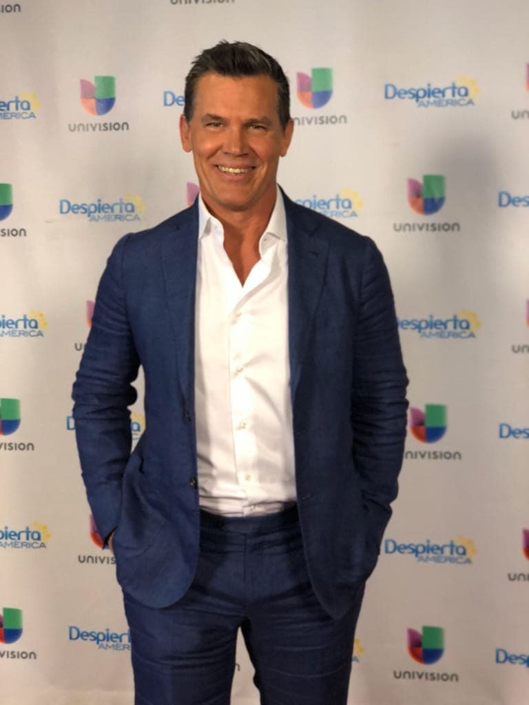 Josh Brolin aprovechó para enviar saludos y dedicar esta sonrisa para todos sus seguidores.