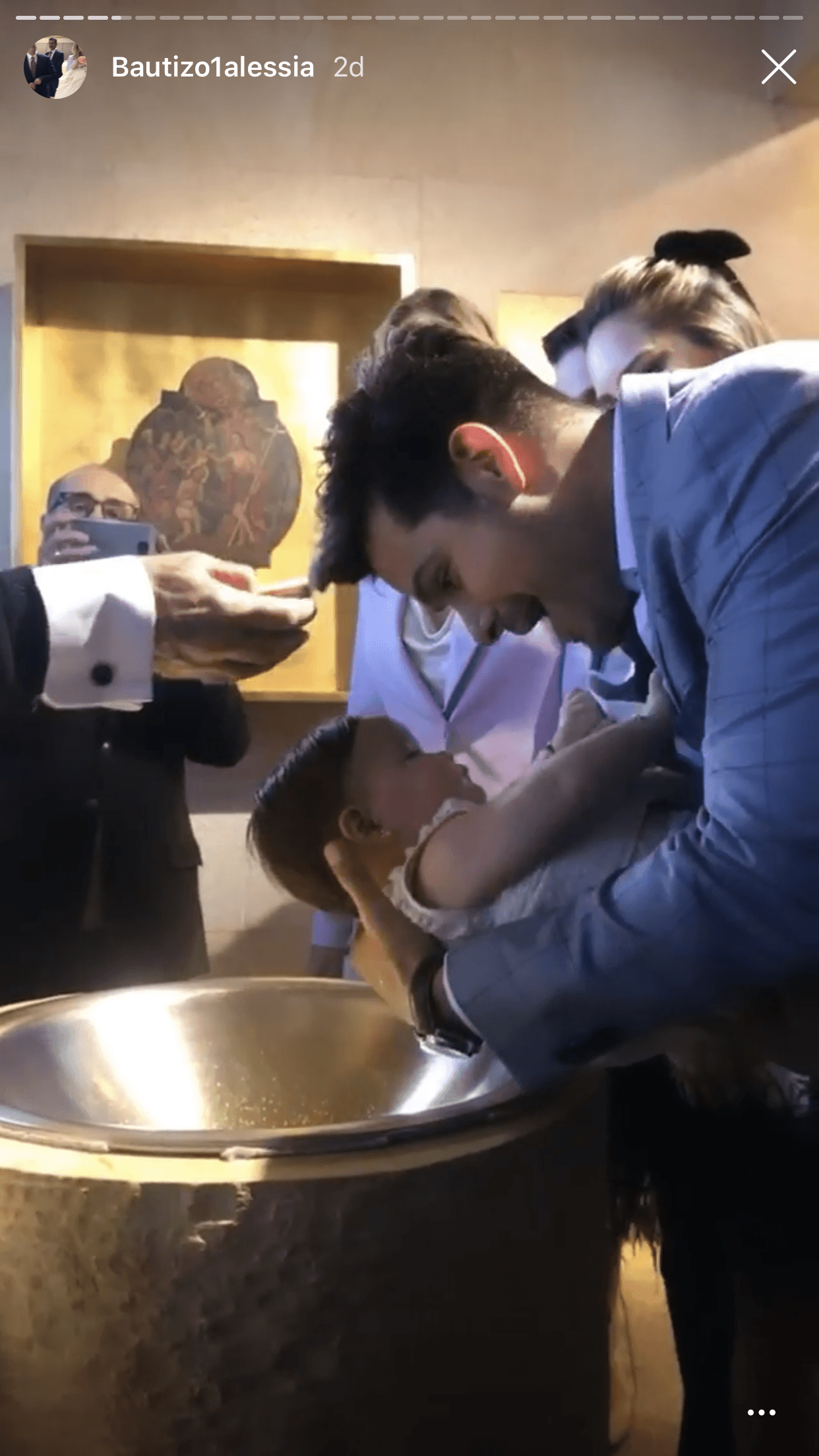 En las historias de Instagram que publicó 
<b><a href="https://www.univision.com/famosos/sharis-cid-acondiciono-un-area-de-juegos-para-su-nieta-y-cree-que-a-brandon-peniche-no-le-va-a-gustar-video">Sharis Cid</a></b>, indicó que la ceremonia religiosa se realizó en una iglesia al sur de la Ciudad de México.