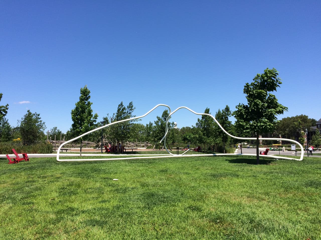 El arte se entremezcla con las áreas de juego y descanso.