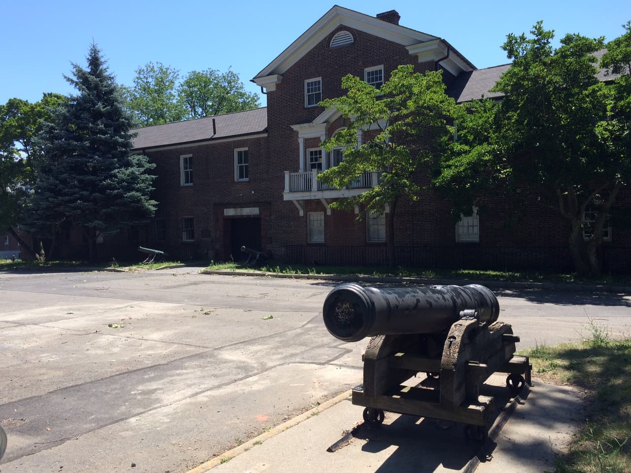 Los cañones en ciertas áreas de la isla dan testimonio de su previa identidad militar.
