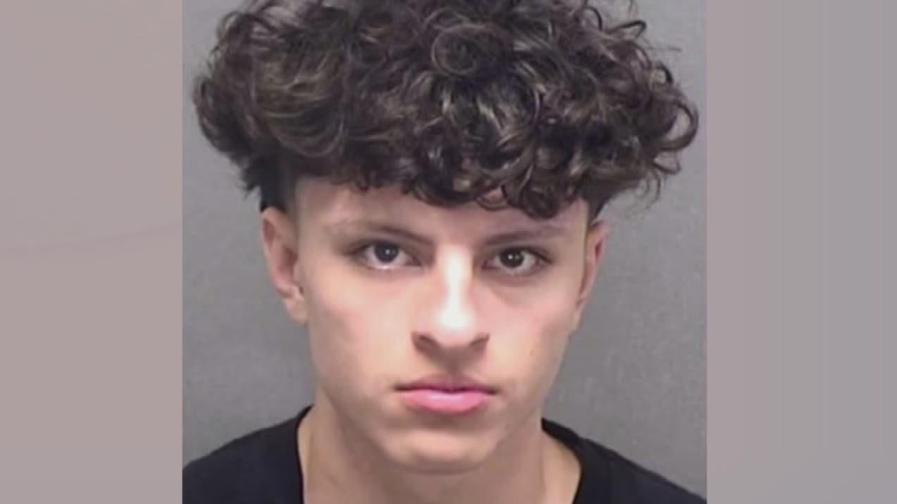 Arrestan a adolescente por apuñalar y asesinar a otro tras una pelea en un restaurante de San Antonio
