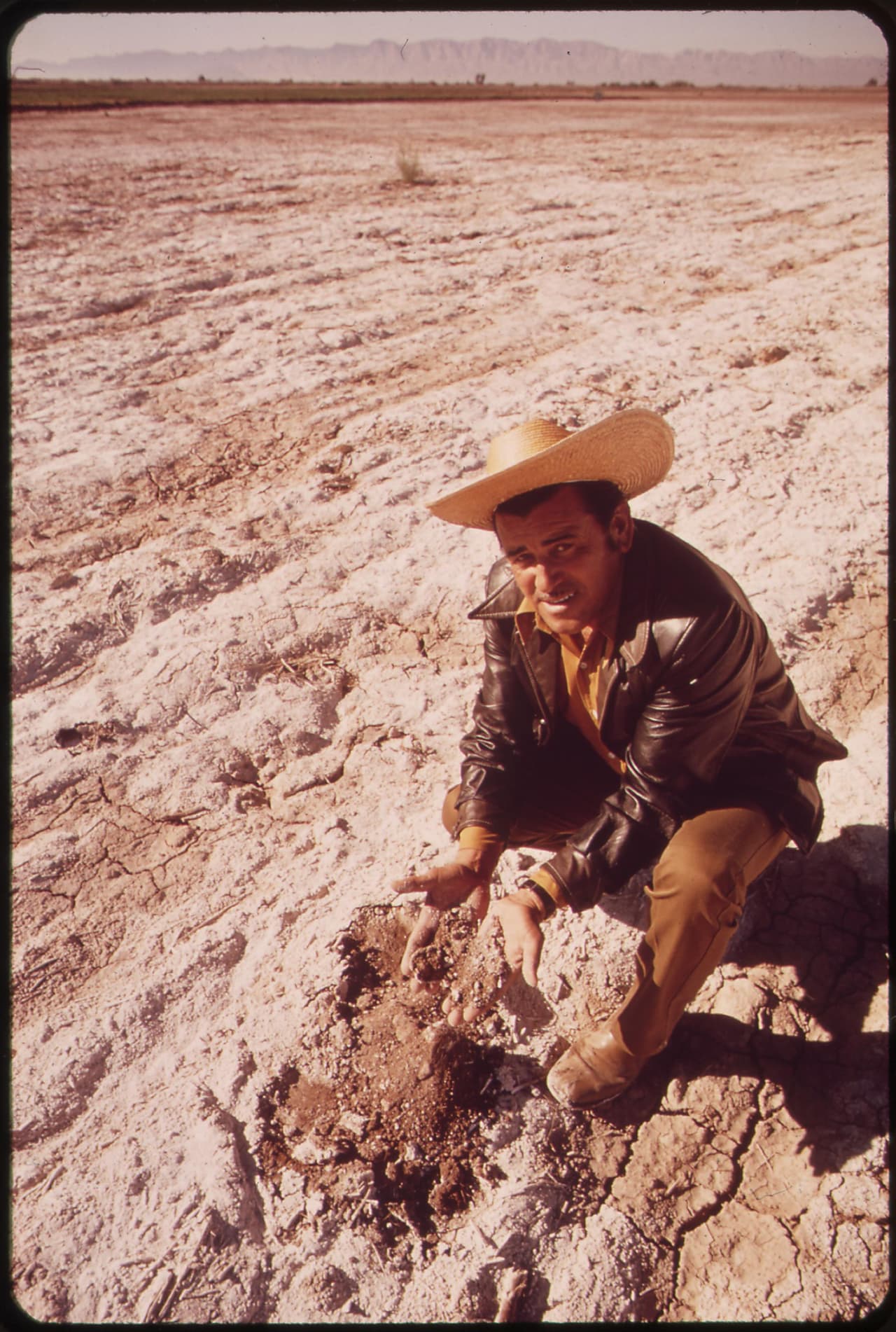 El agricultor Gilberto Gutiérrez Banaga examina la calidad de la tierra en la frontera entre Estados Unidos y México, cerca de Mexicali. Mayo de 1972.