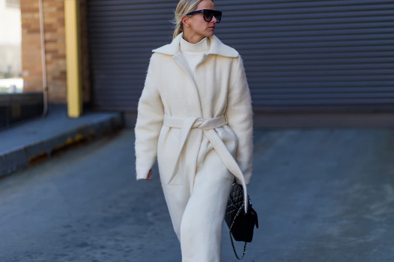 Los maxi abrigos que cubren el cuerpo hasta los pies, con cinturón tipo bata de baño, amenazan con convertirse en un básico del invierno.