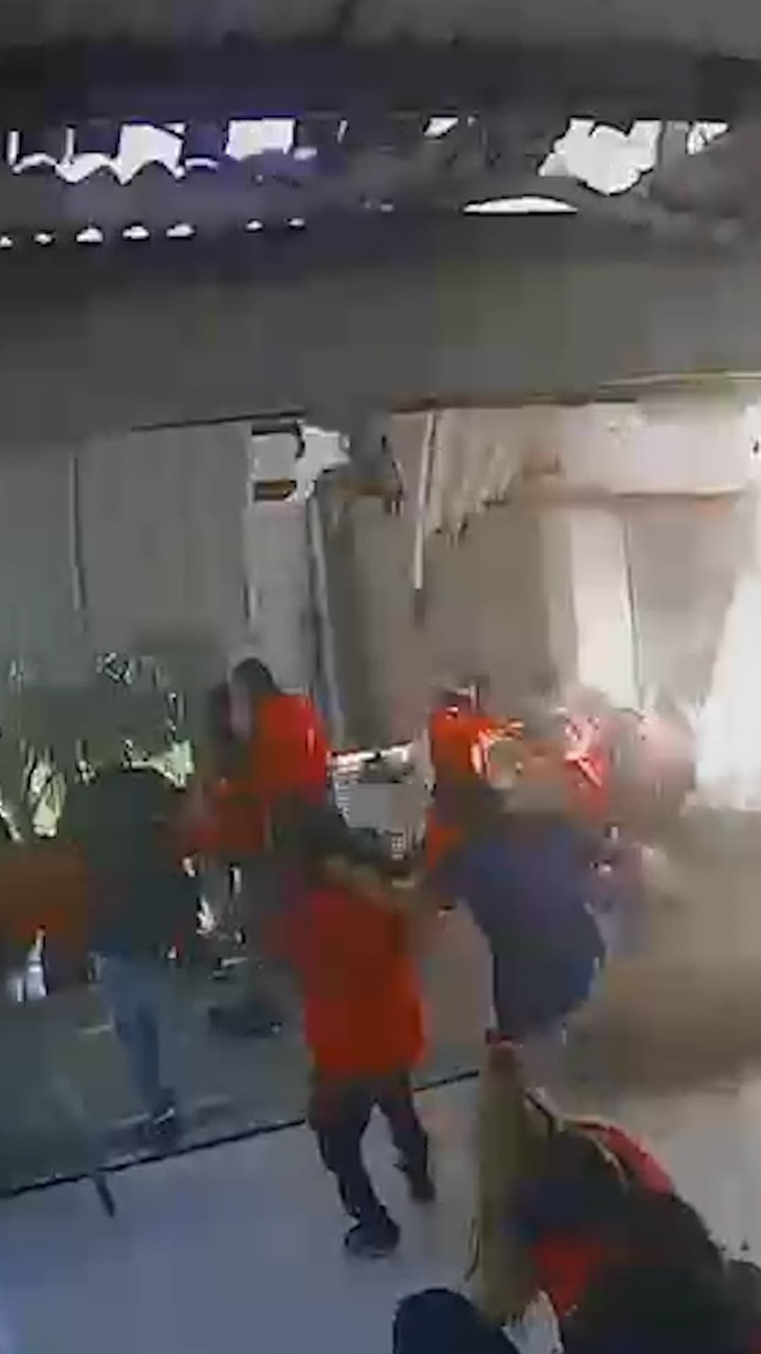Alumnos quedan atrapados en una escuela tras un terremoto