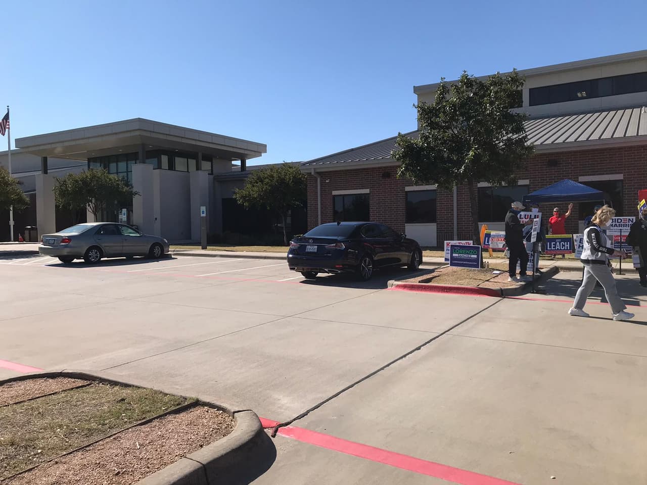 A solo horas de que cierren las urnas en el norte de Texas, Noticias 23 visitó algunos centros de votación en el condado Collin y Denton.
<br>