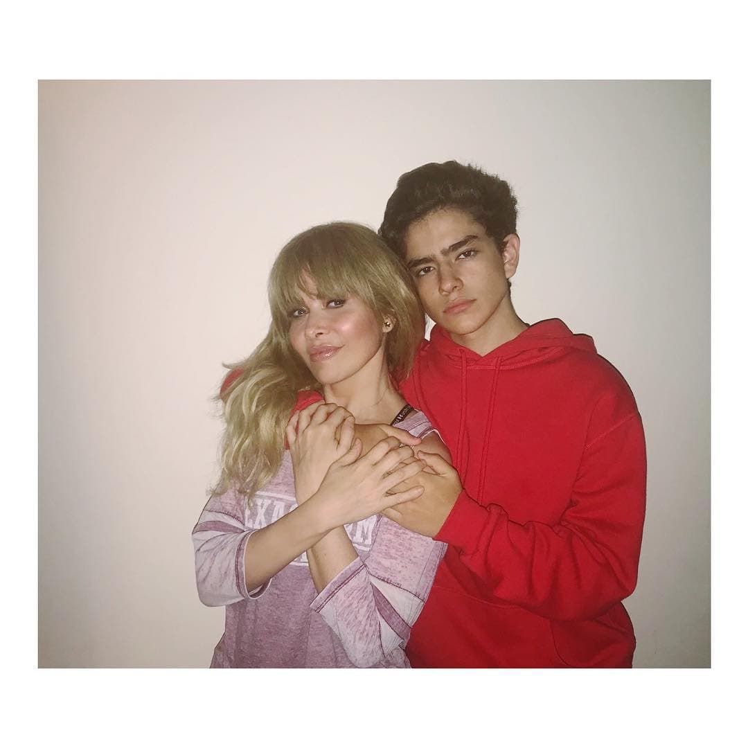 Ángel Gabriel nació el 13 de febrero de 2002 mientras la cantante se encontraba en una prisión de Sao Paulo, donde ingresó en el año 2000. La circunstancia generó muchas especulaciones sobre la identidad del padre del niño.