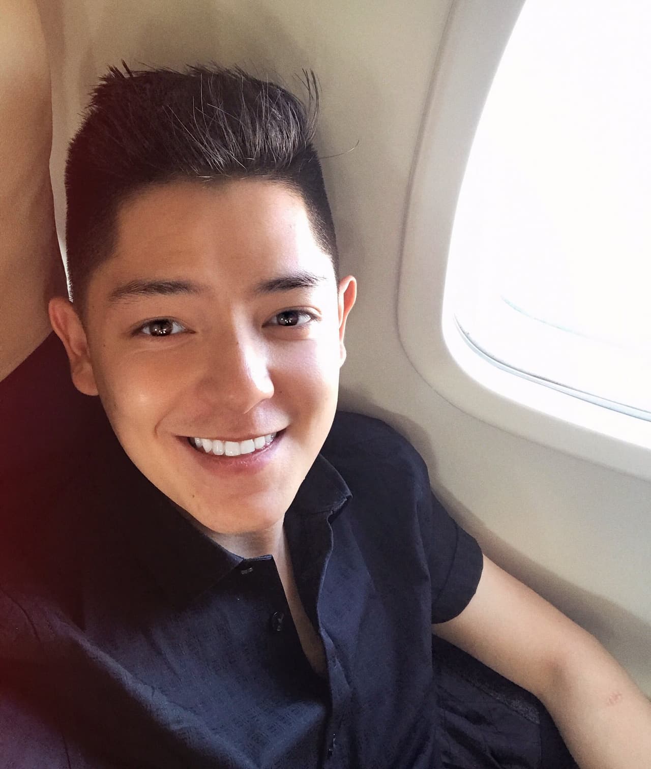 Es fan de Ariana Grande.