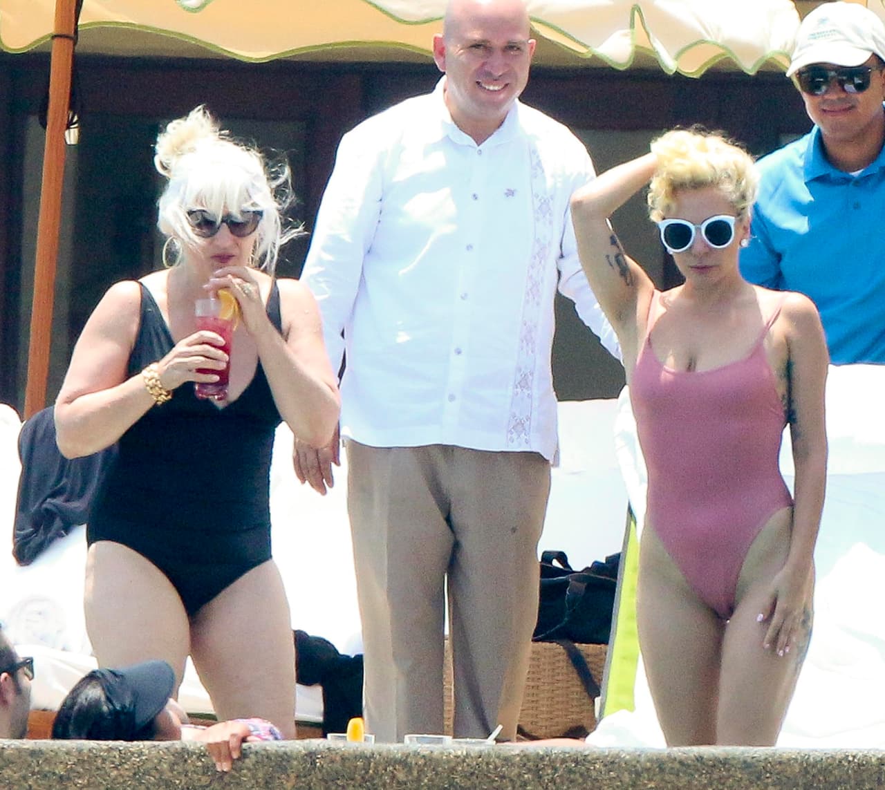 Su mami está de vacaciones con ellas.