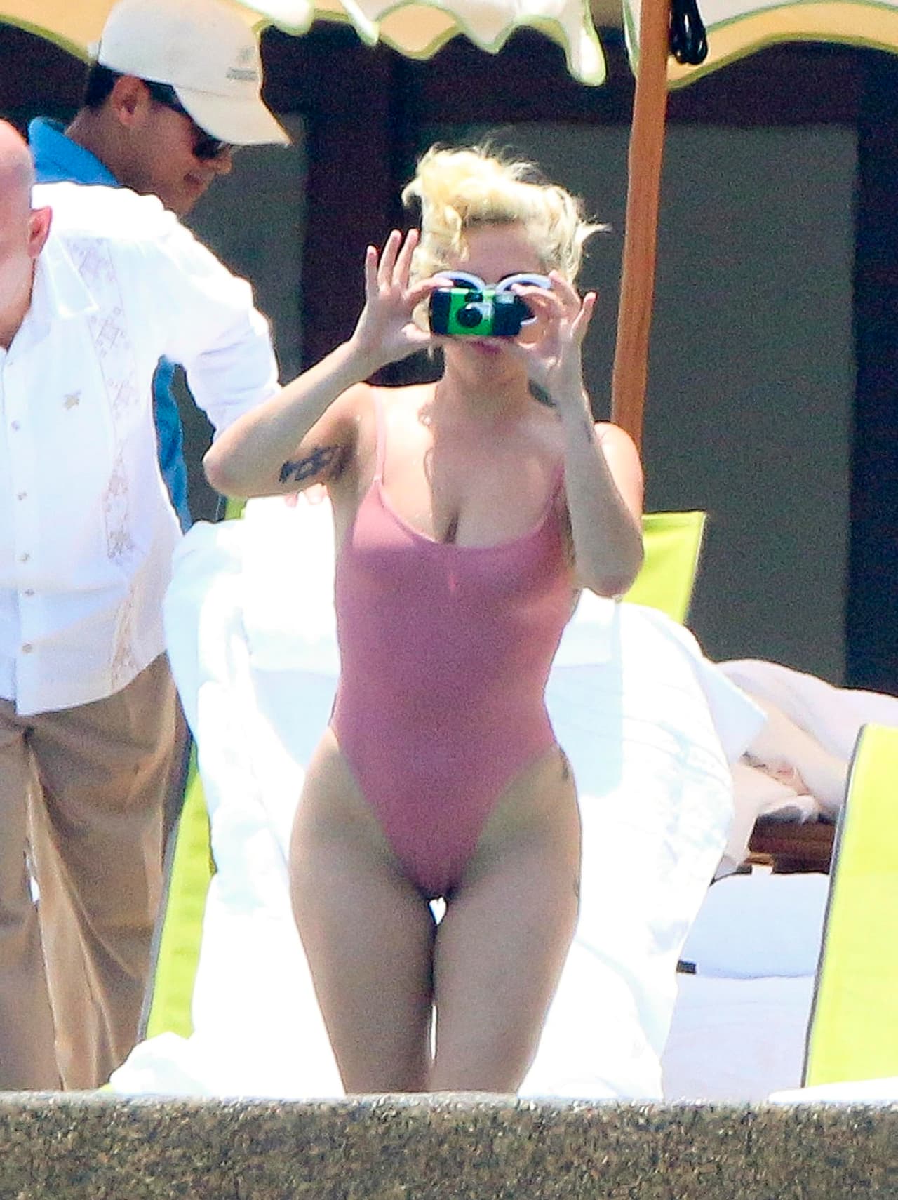 Tomó algunas fotos de los paisajes.