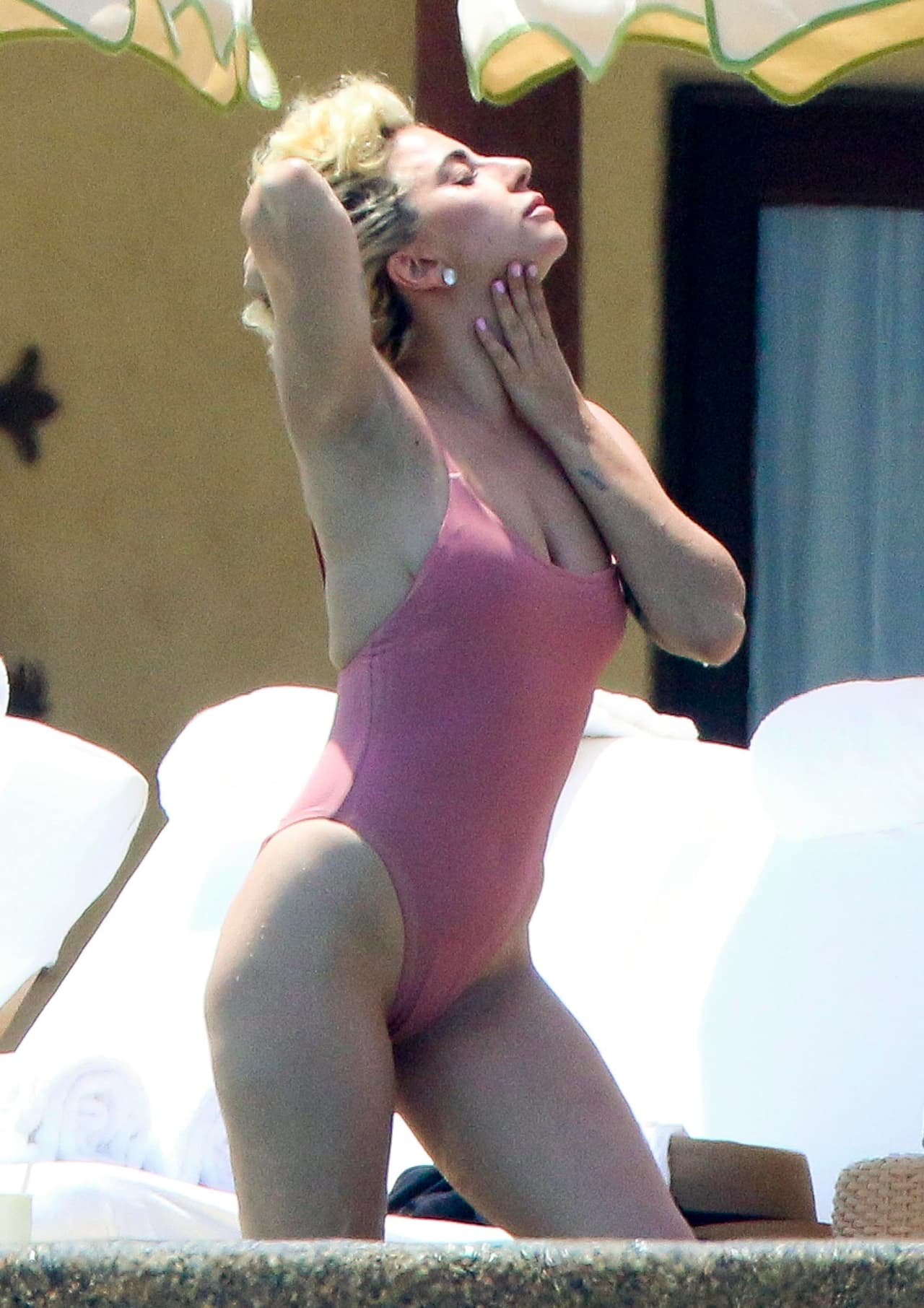 Porque se puso así de sensual a la orilla de la alberca.