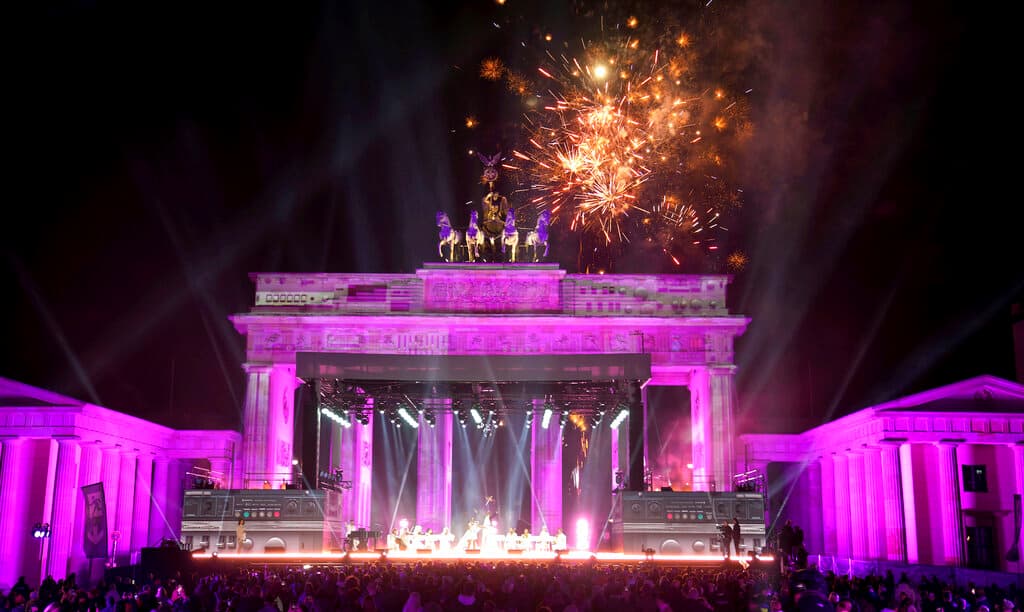 Fuegos artificiales son desplegados sobre la famosa Puerta de Brandenburgo de Berlín durante las celebraciones de Año Nuevo en la madrugada del domingo 1 de enero de 2023.
